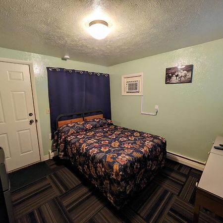 Tour Inn Motel Howard City Экстерьер фото