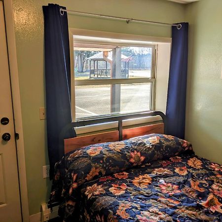 Tour Inn Motel Howard City Экстерьер фото