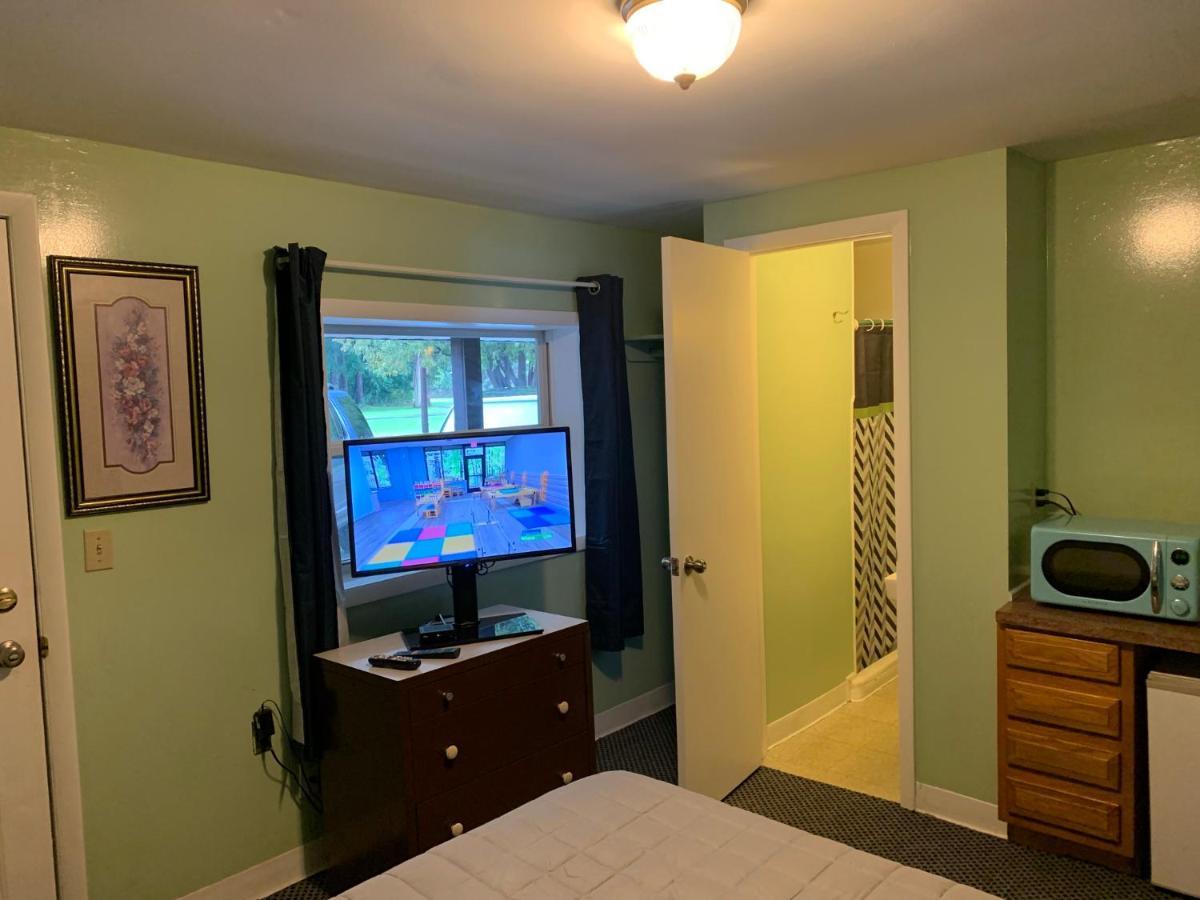 Tour Inn Motel Howard City Экстерьер фото