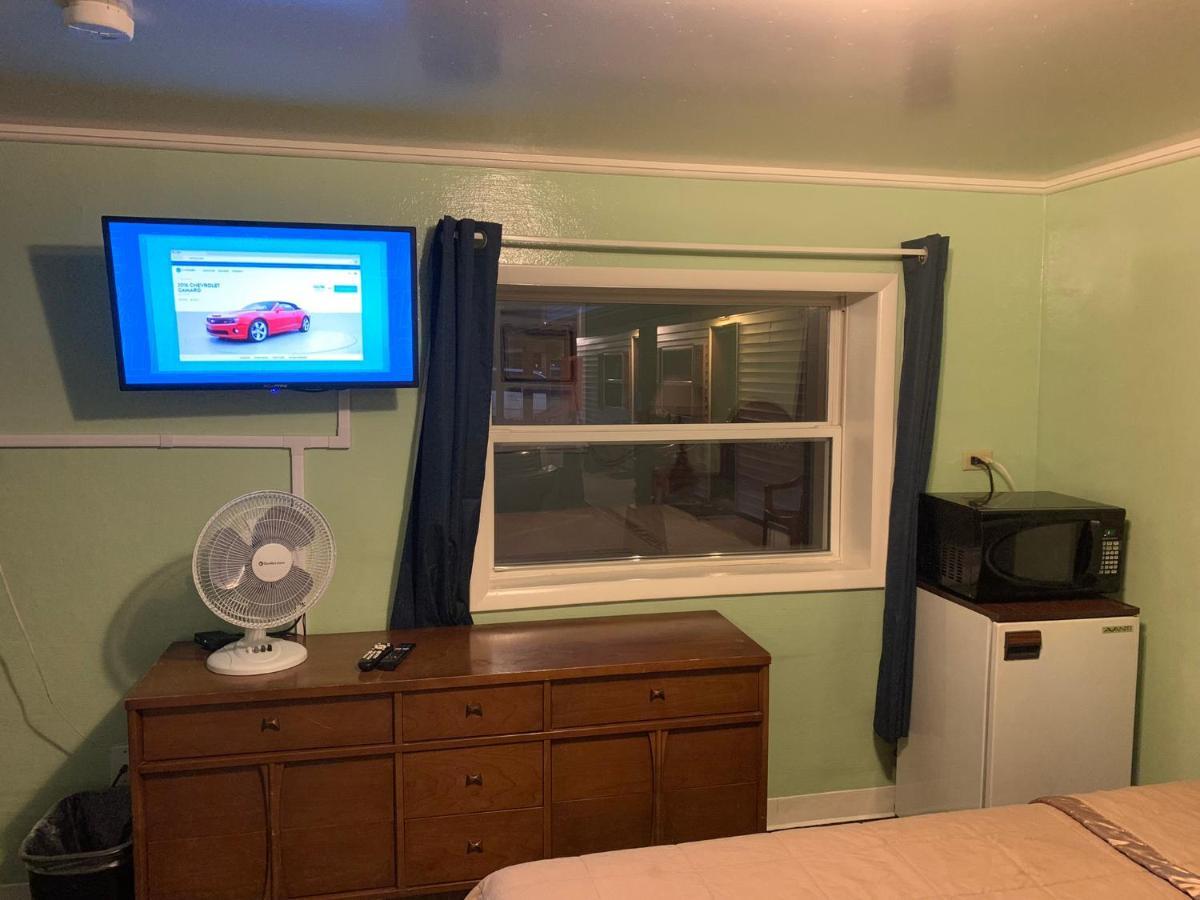 Tour Inn Motel Howard City Экстерьер фото