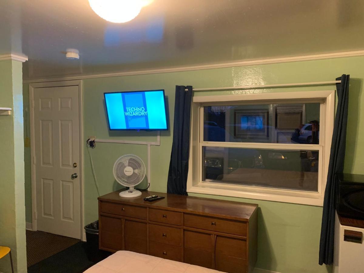 Tour Inn Motel Howard City Экстерьер фото