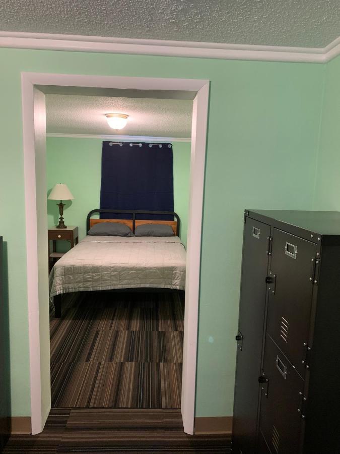 Tour Inn Motel Howard City Экстерьер фото