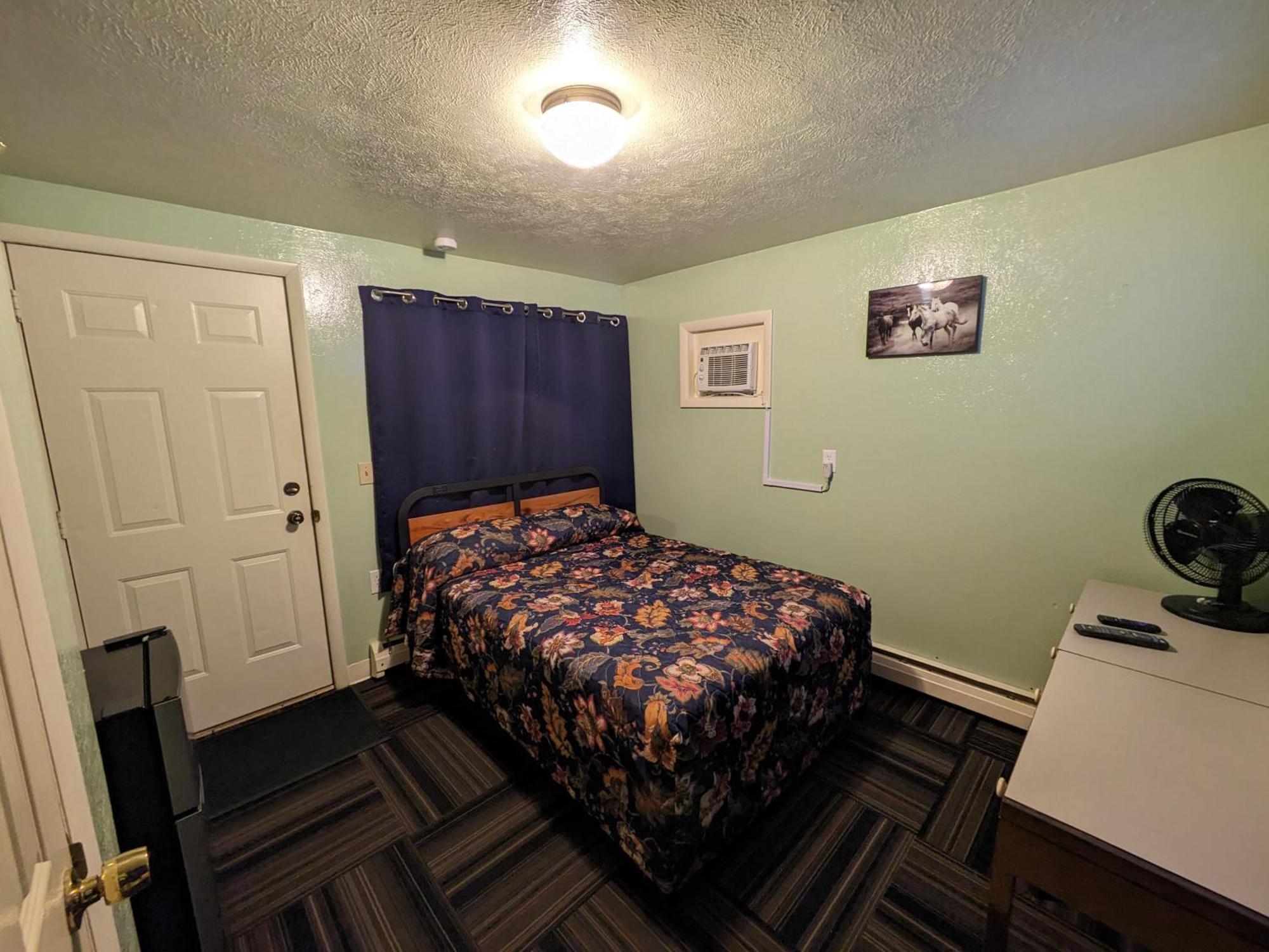 Tour Inn Motel Howard City Экстерьер фото