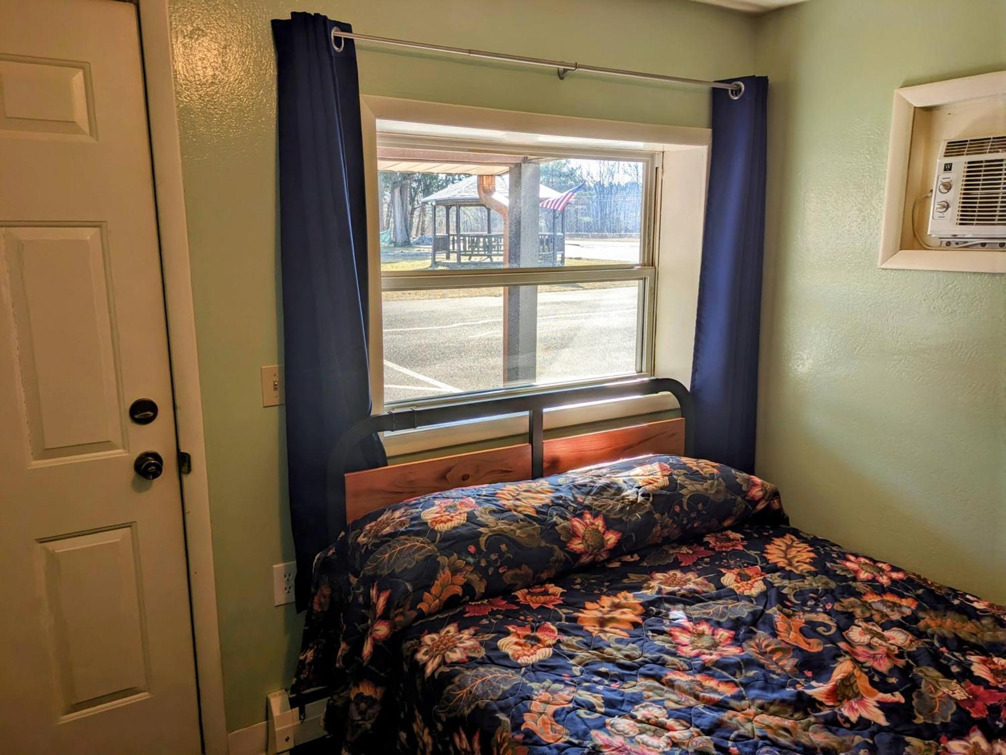 Tour Inn Motel Howard City Экстерьер фото